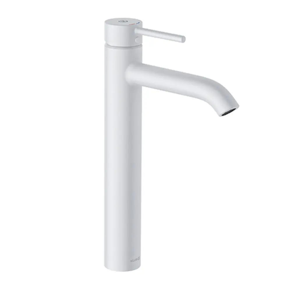 Helle, matte Waschschüsselarmatur von Kludi mit senkrechter Ausführung, seitlichem Griff und auslaufendem Wasserhahn.